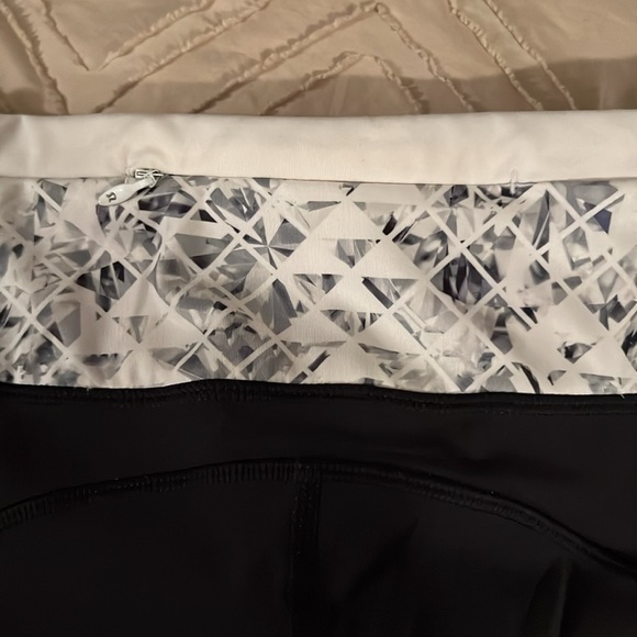 Lululemon Leggings with pockets. Women’s size 4. - Picture 6 of 8